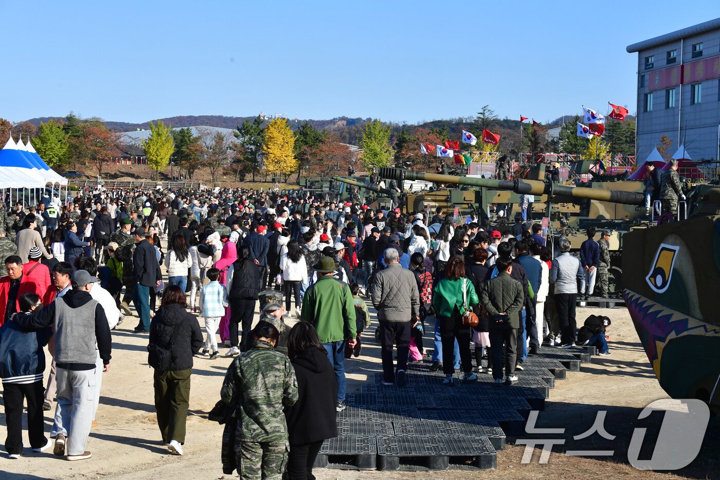 본문 이미지 - 15일 경북 포항시 해병대 1사단 연병장과 부대 일원에서 열린 &#39;2025 해병대 문화축제장에서 시민들이 전시된 군 장비를 관람하고 있다. 2025.11.15/뉴스1 ⓒ News1 최창호 기자