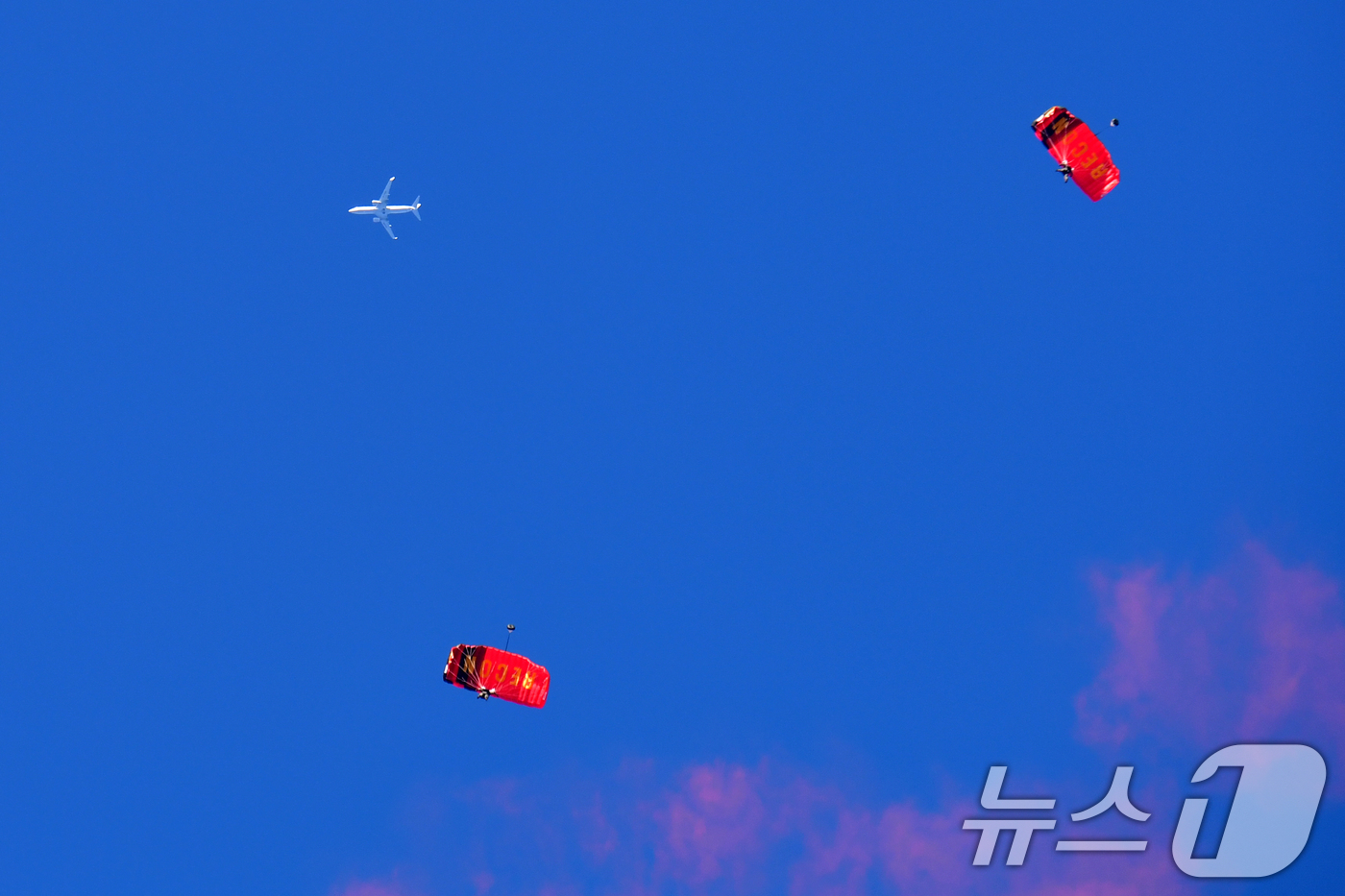 (포항=뉴스1) 최창호 기자 = 15일 경북 포항시 해병대 1사단 연병장에서 열린 '2025 해병대 문화축제'에서 해병대특수수색여단 요원들이 상륙기동헬기인 마린온에서 고공강하 시범 …