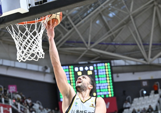 프로농구 LG, KT 82-67 제압…3연승으로 단독 선두