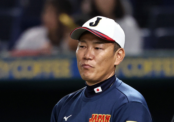 훈련 지켜보는 이바타 히로카즈 감독