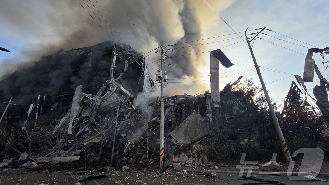 본문 이미지 - 15일 충남 천안 동남구 이랜드패션 물류센터에서 발생한 화재로 건물 일부가 붕괴됐다. 소방 당국은 9시간만에 큰불을 잡았지만 대응 2단계를 유지한 채 화재를 계속 진압 중이다. 2025.11.15/뉴스1 ⓒ News1 이시우 기자