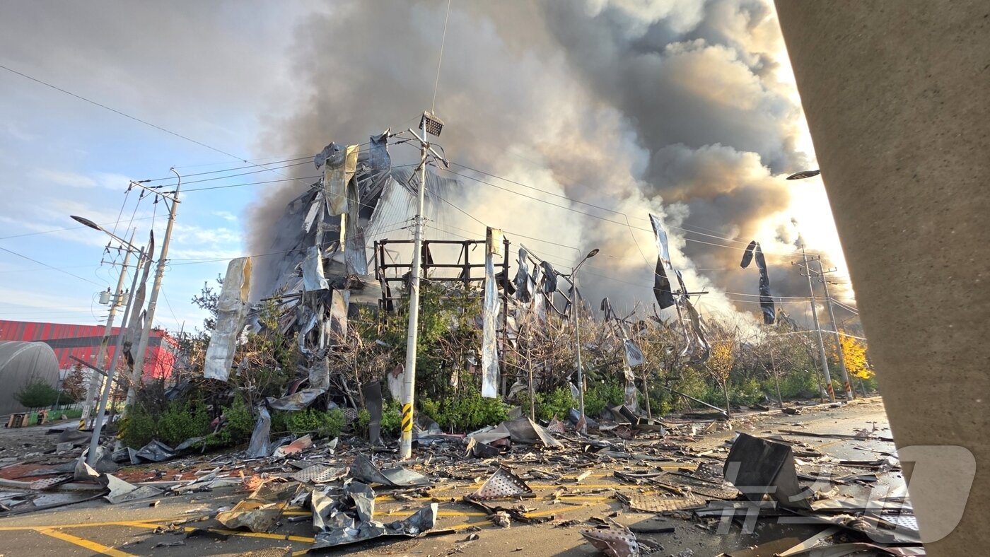 본문 이미지 - 15일 충남 천안 동남구 이랜드패션 물류센터에서 발생한 화재로 건물 일부가 붕괴됐다. 소방 당국은 9시간만에 큰불을 잡았지만 대응 2단계를 유지한 채 화재를 계속 진압 중이다. 2025.11.15/뉴스1 ⓒ News1 이시우 기자