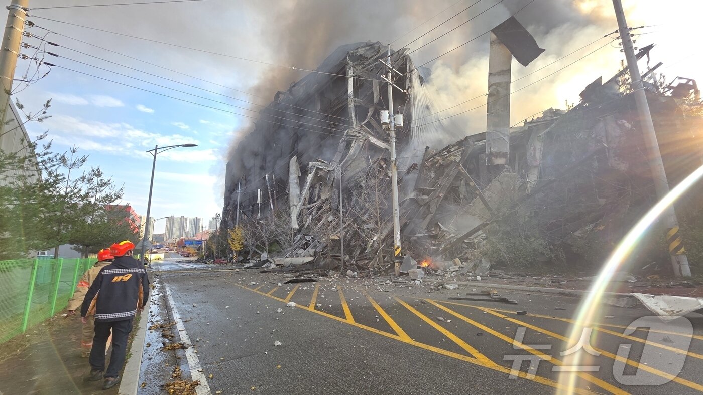 본문 이미지 - 15일 충남 천안 동남구 이랜드패션 물류센터에서 발생한 화재로 건물 일부가 붕괴됐다. 소방 당국은 9시간만에 큰불을 잡았지만 대응 2단계를 유지한 채 화재를 계속 진압 중이다. 2025.11.15/뉴스1 ⓒ News1 이시우 기자