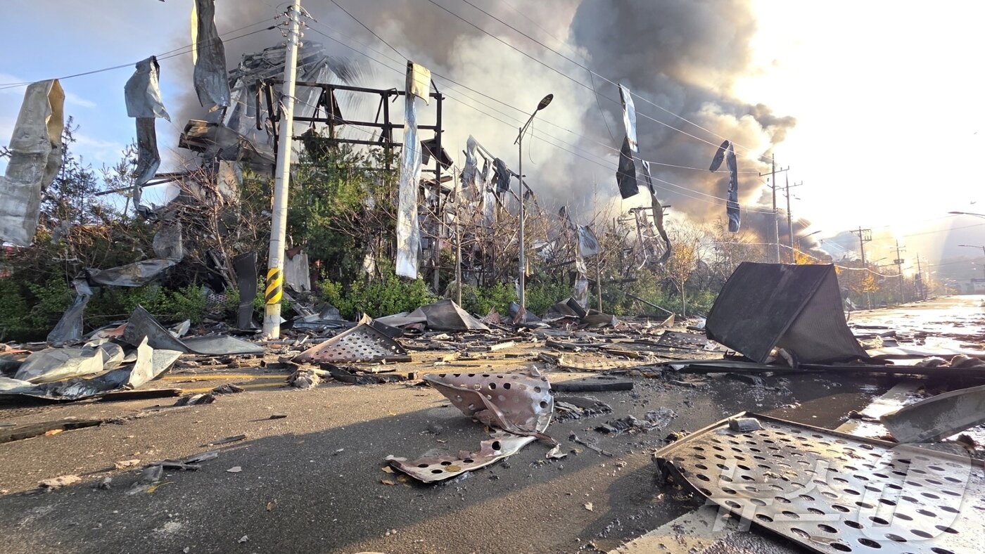 본문 이미지 - 15일 충남 천안 동남구 이랜드패션 물류센터에서 발생한 화재로 건물 일부가 붕괴됐다. 소방 당국은 9시간만에 큰불을 잡았지만 대응 2단계를 유지한 채 화재를 계속 진압 중이다. 2025.11.15/뉴스1 ⓒ News1 이시우 기자