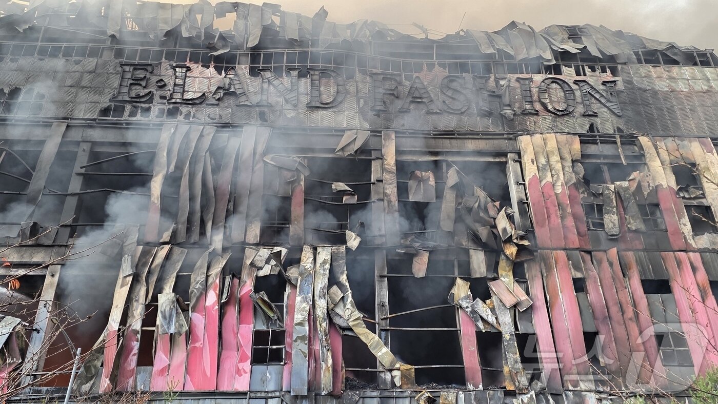 본문 이미지 - 15일 충남 천안 동남구 이랜드패션 물류센터에서 발생한 화재로 건물 외장재가 떨어지고, 외벽이 검게 탔다. 소방 당국은 9시간만에 큰불을 잡았지만 대응 2단계를 유지한 채 화재를 계속 진압 중이다. 2025.11.15/뉴스1 ⓒ News1 이시우 기자