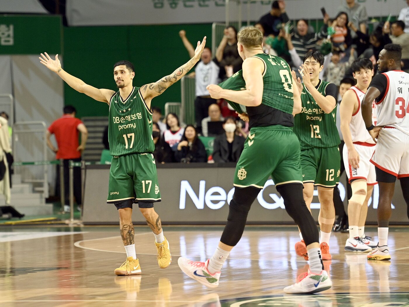 본문 이미지 - 프로농구 DB 알바노가 15일 SK와 경기에서 결승 득점을 넣은 뒤 환호하고 있다.&#40;KBL 제공&#41;