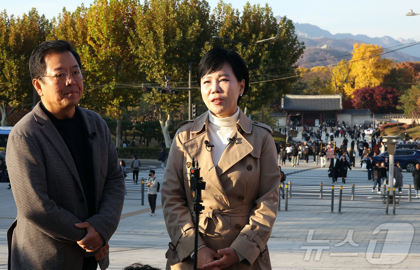 (서울=뉴스1) 김진환 기자 = 전현희 더불어민주당 최고위원이 15일 오후 서울 중구 세운상가 앞에서 유네스코 세계문화유산 종묘 현장 실태 점검을 앞두고 현장 브리핑을 하고 있다. …