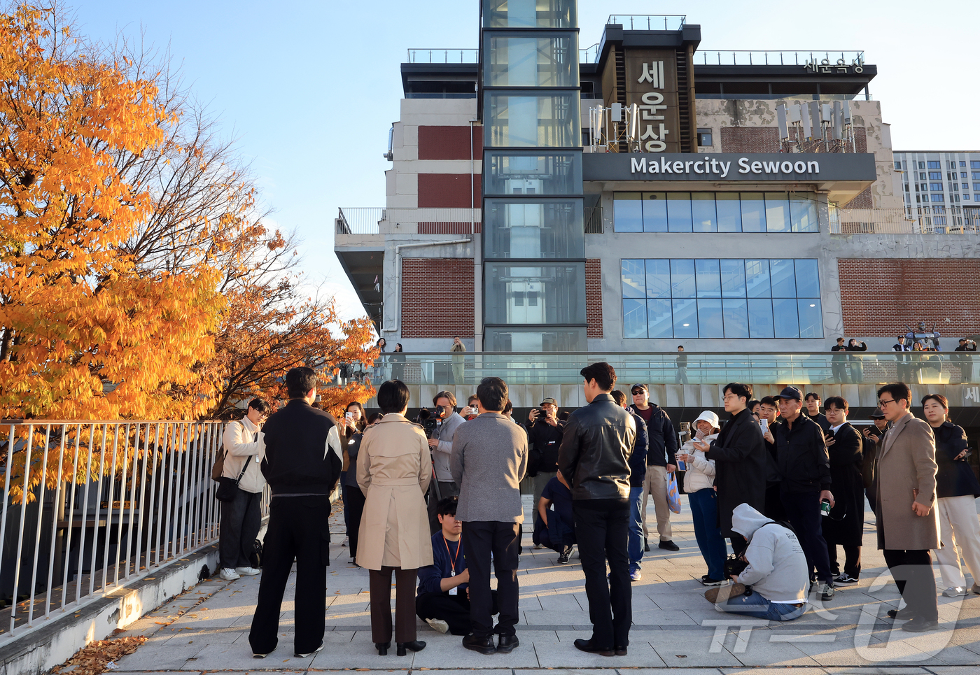 (서울=뉴스1) 김진환 기자 = 전현희 더불어민주당 최고위원(왼쪽 두 번째)과 배우 이기영 등 더불어민주당 문화예술특위 소속 관계자들이 15일 오후 서울 중구 세운상가 앞에서 유네 …