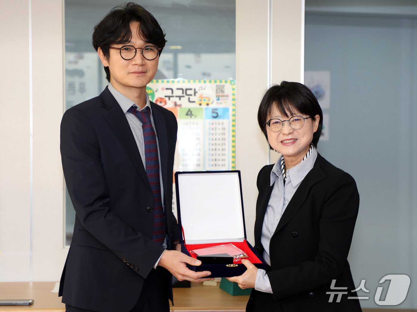 본문 이미지 - '교육성장네트워크 꿈들' 대표인 허수호 교사(왼쪽)와 신애경 제주대학교 사라캠퍼스 부총장.2025.11.15./뉴스1