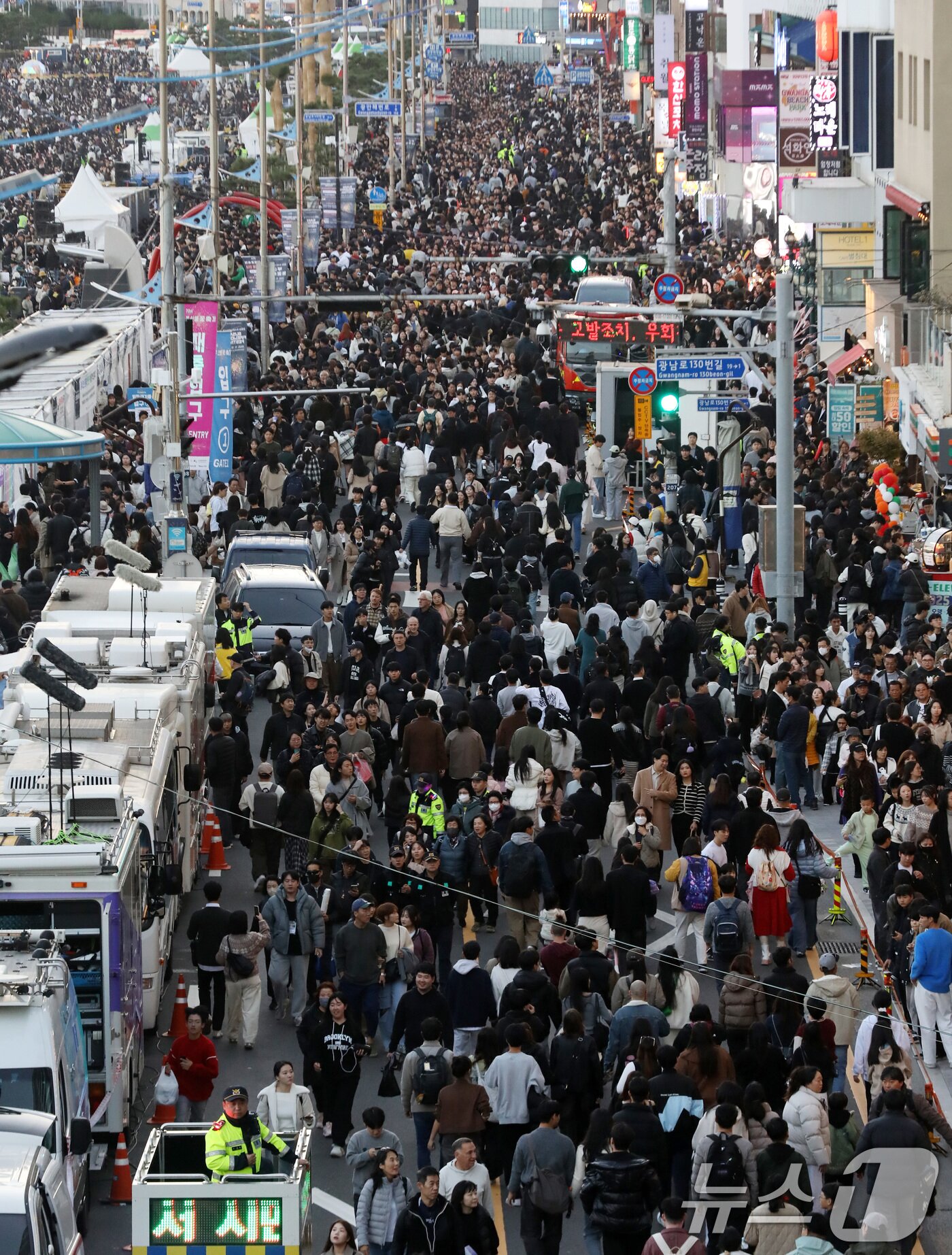 본문 이미지 - 15일 오후 부산 수영구 광안리해수욕장 일대가 '제20회 부산불꽃축제'를 관람하기 위한 관람객들로 북적이고 있다. 2025.11.15/뉴스1 ⓒ News1 윤일지 기자