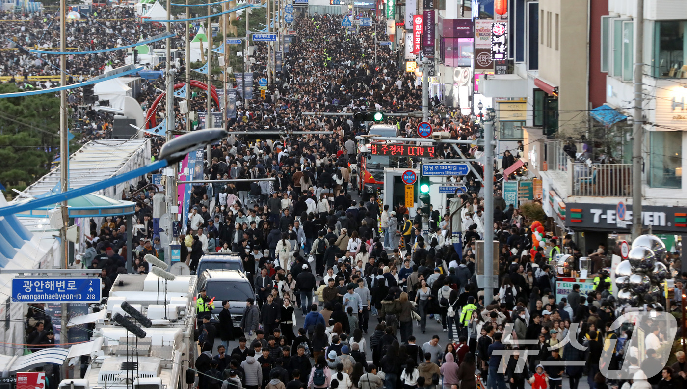(부산=뉴스1) 윤일지 기자 = 15일 오후 부산 수영구 광안리해수욕장 일대가 '제20회 부산불꽃축제'를 관람하기 위한 관람객들로 북적이고 있다.  2025.11.15/뉴스1