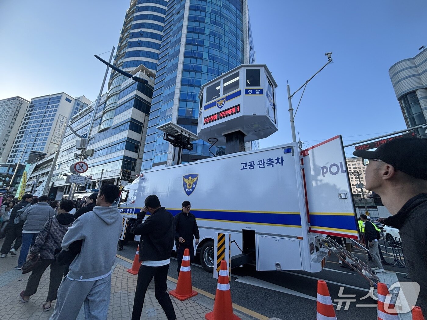본문 이미지 - 제20회 부산불꽃축제가 열리는 15일 오후 부산 수영구 광안리해수욕장 일대에 배치된 고공관측차량.2025.11.15/뉴스1 ⓒ News1 홍윤 기자