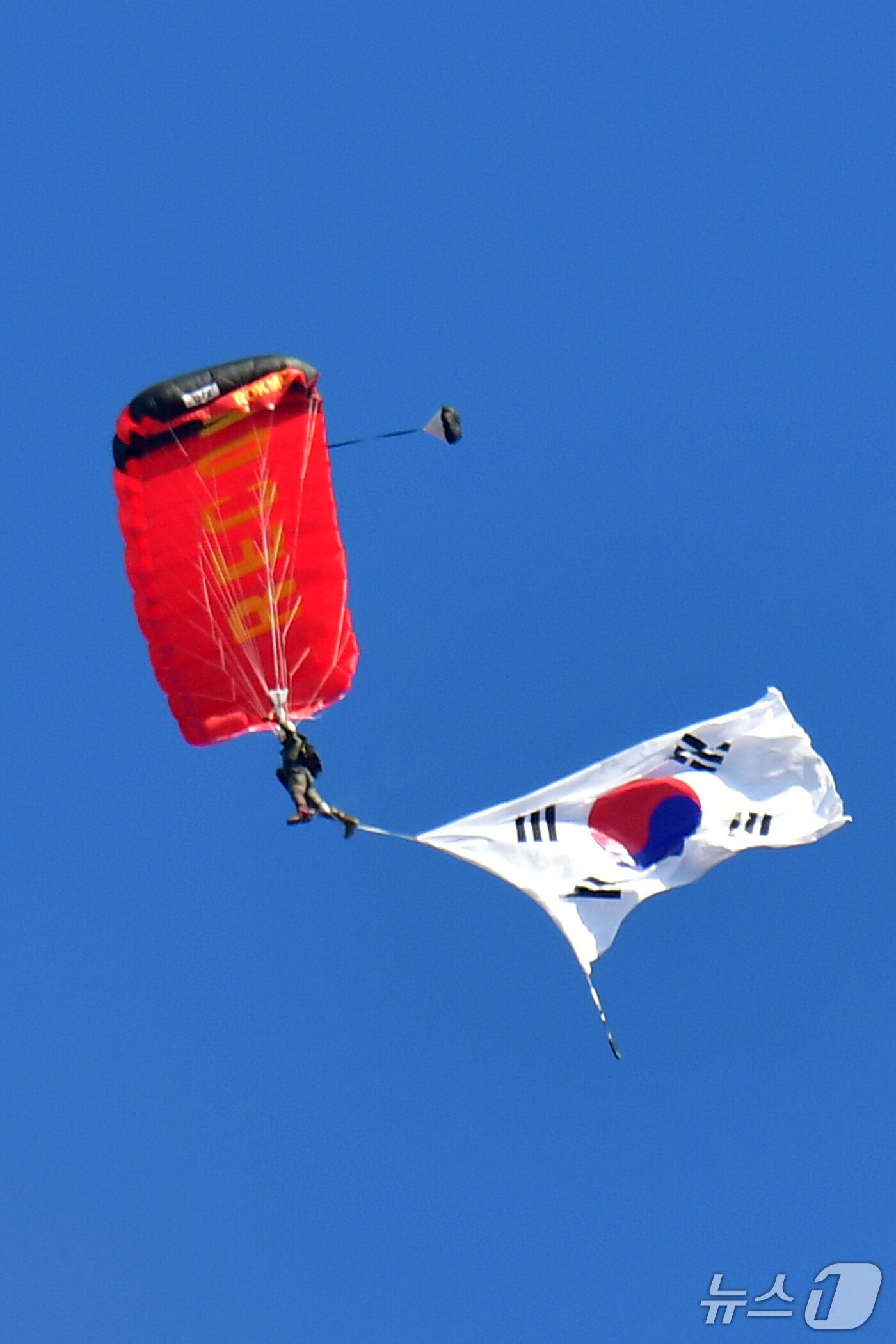 본문 이미지 - 15일 상륙기동헬기에서 뛰어내린 해병대특수수색여단 요원들이 고공강하  시범을 펼치고 있다. 2025.11.15/뉴스1 ⓒ News1 최창호 기자