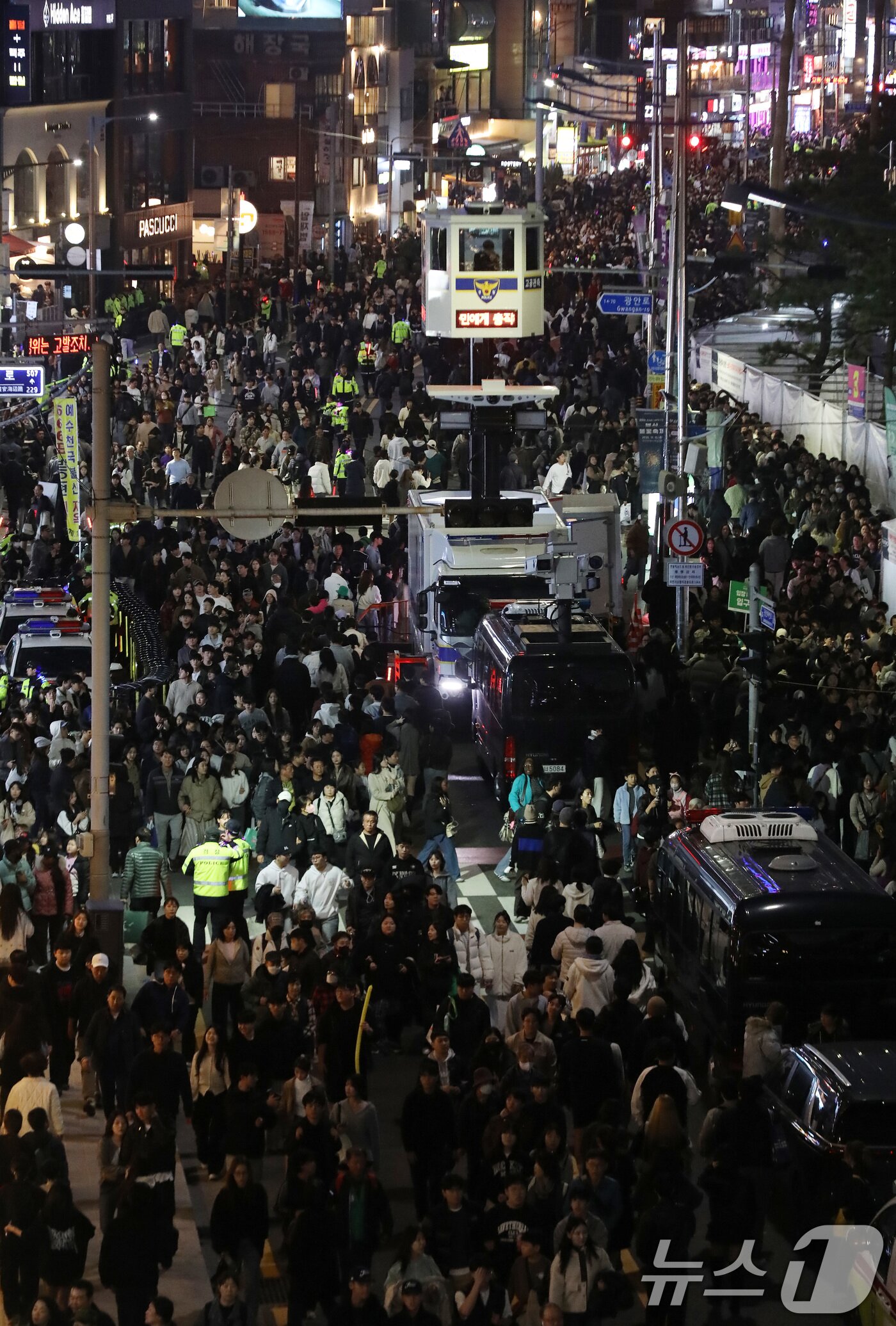 본문 이미지 - 15일 오후 부산 수영구 광안리해수욕장 일대가 '제20회 부산불꽃축제'를 관람하기 위한 관람객들로 북적이고 있는 가운데 경찰이 고공관측을 하고 있다. 2025.11.15/뉴스1 ⓒ News1 윤일지 기자