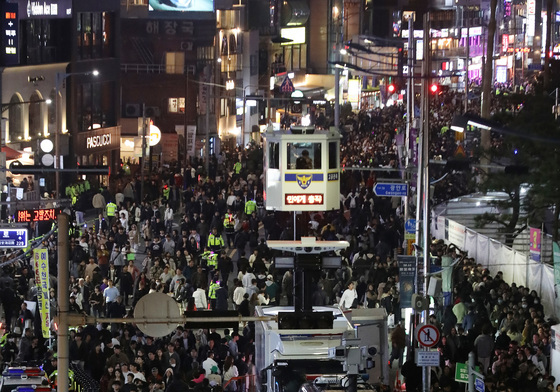 부산불꽃출제 인파 고공관측하는 경찰
