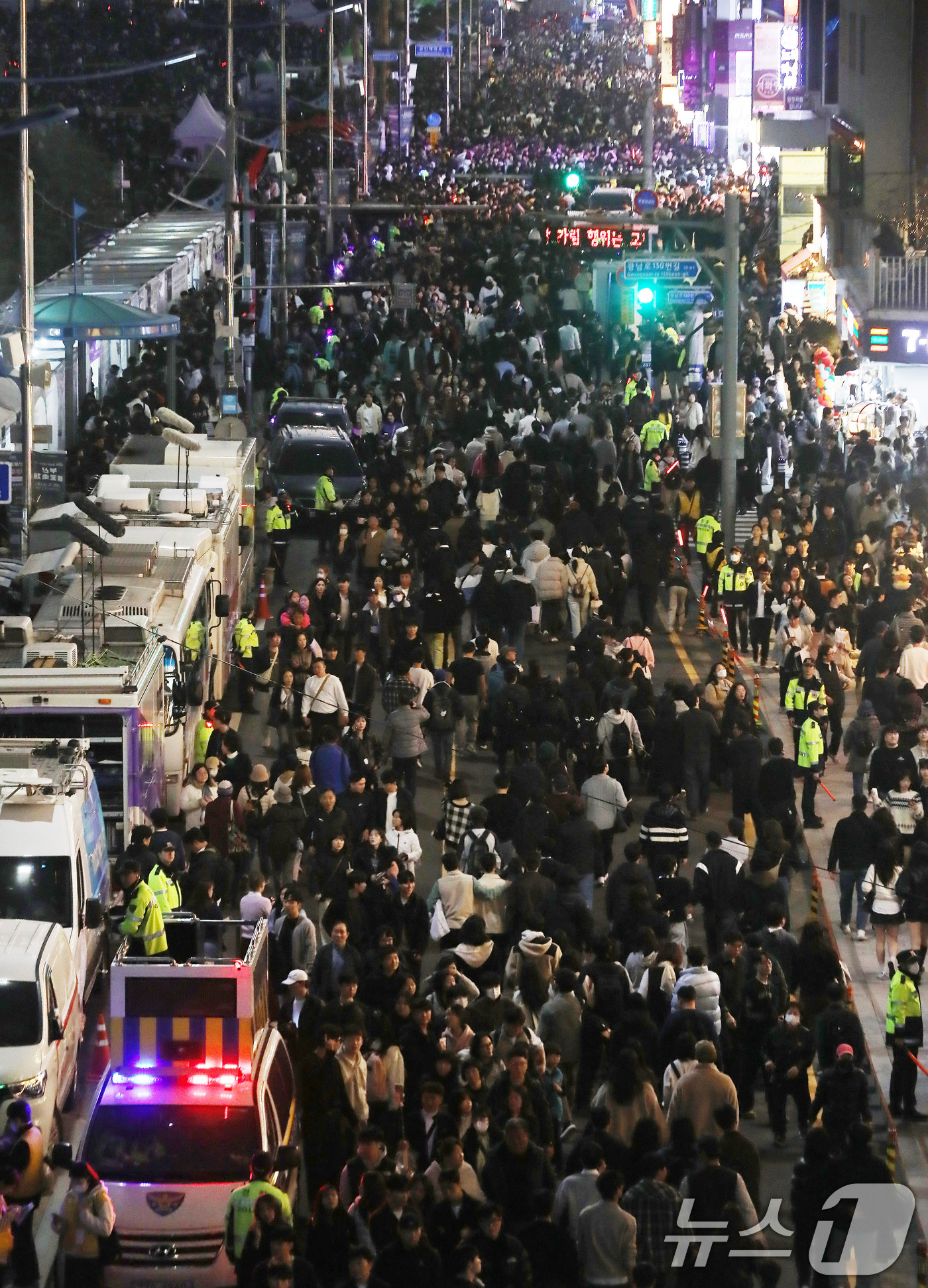 (부산=뉴스1) 윤일지 기자 = 15일 오후 부산 수영구 광안리해수욕장 일대가 '제20회 부산불꽃축제'를 관람하기 위한 관람객들로 북적이고 있다. 2025.11.15/뉴스1