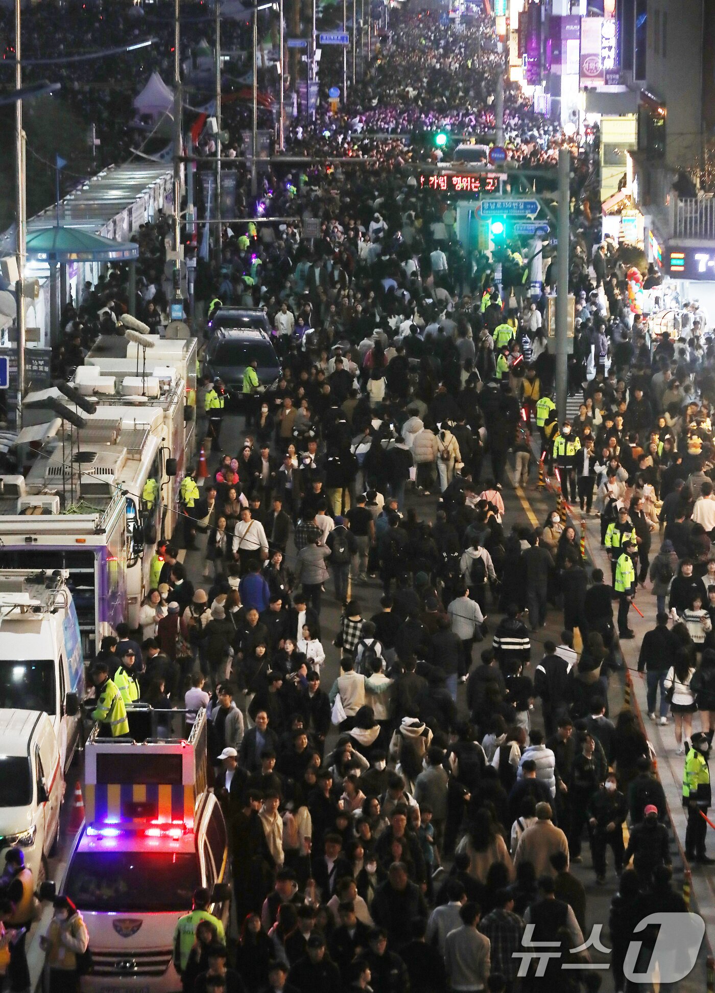 본문 이미지 - 15일 오후 부산 수영구 광안리해수욕장 일대가 '제20회 부산불꽃축제'를 관람하기 위한 관람객들로 북적이고 있다. 2025.11.15/뉴스1 ⓒ News1 윤일지 기자