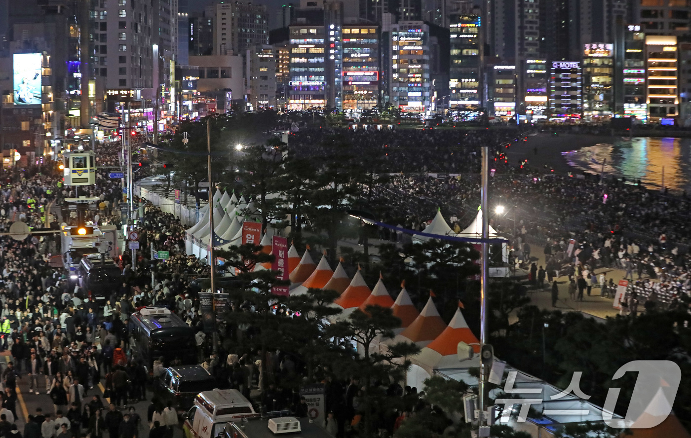 (부산=뉴스1) 윤일지 기자 = 15일 오후 부산 수영구 광안리해수욕장 일대가 '제20회 부산불꽃축제'를 관람하기 위한 관람객들로 북적이고 있다. 2025.11.15/뉴스1