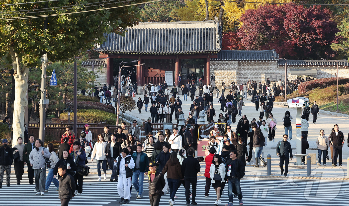 (서울=뉴스1) 김진환 기자 = 15일 오후 서울 종로구 종묘가 관람객으로 붐비고 있다. 2025.11.15/뉴스1