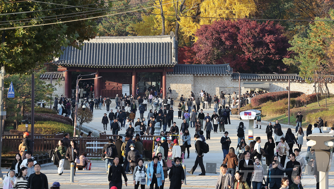 (서울=뉴스1) 김진환 기자 = 15일 오후 서울 종로구 종묘가 관람객으로 붐비고 있다. 2025.11.15/뉴스1