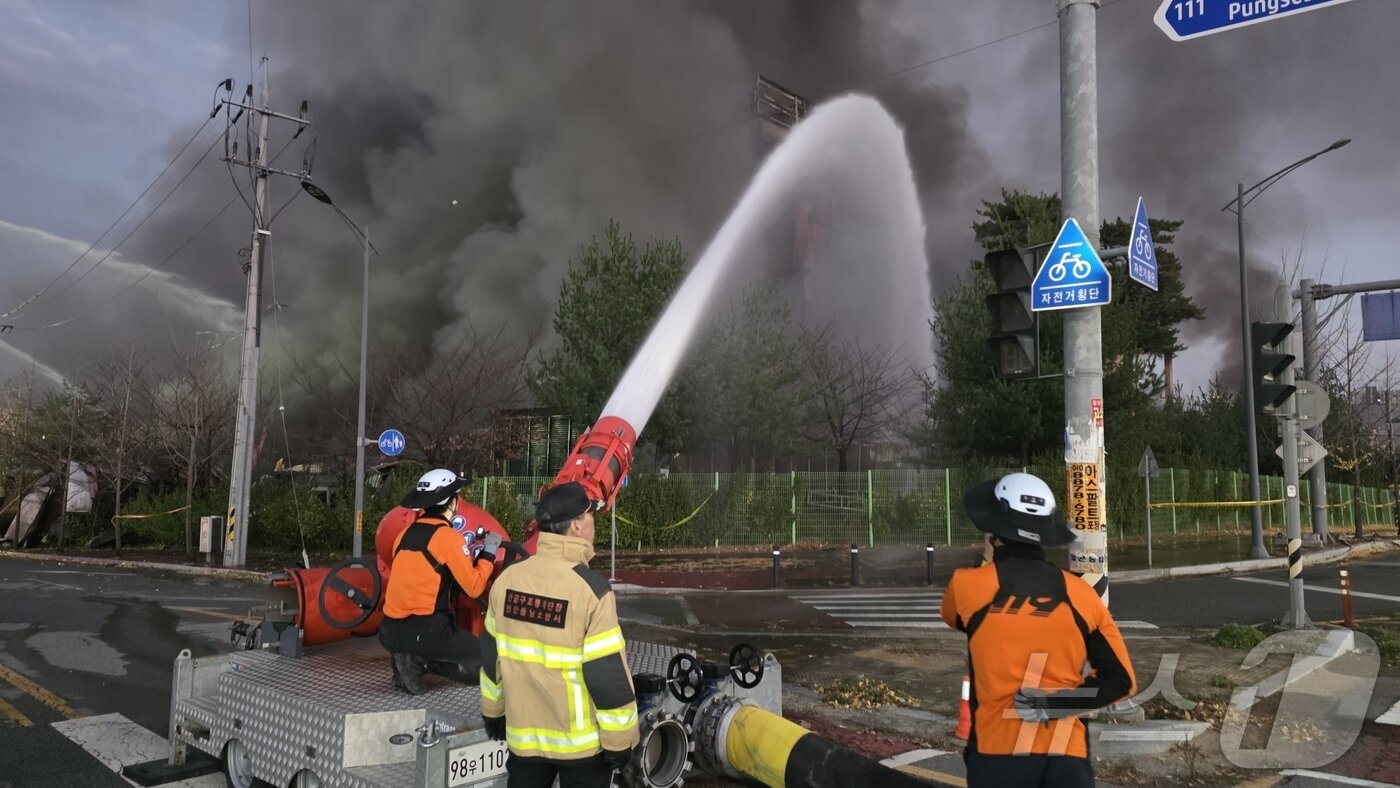 본문 이미지 - 15일 천안 이랜드 물류센터 화재 진압을 위해 동원된 대용량 방사포가 화재 현장에 굵은 물줄기를 뿜어 내고 있다.  2025.11.15/뉴스1 ⓒ News1 이시우 기자