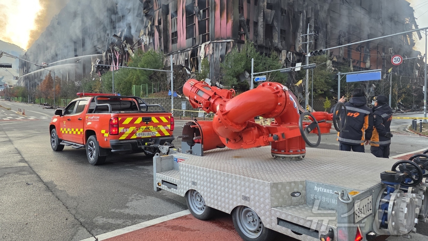 (천안=뉴스1) 이시우 기자 = 15일 천안 이랜드 물류센터 화재 진압을 위해 동원된 대용량 방사포가 화재 현장에 굵은 물줄기를 뿜어 내고 있다.대용량 방사포는 일반 소방차의 20 …