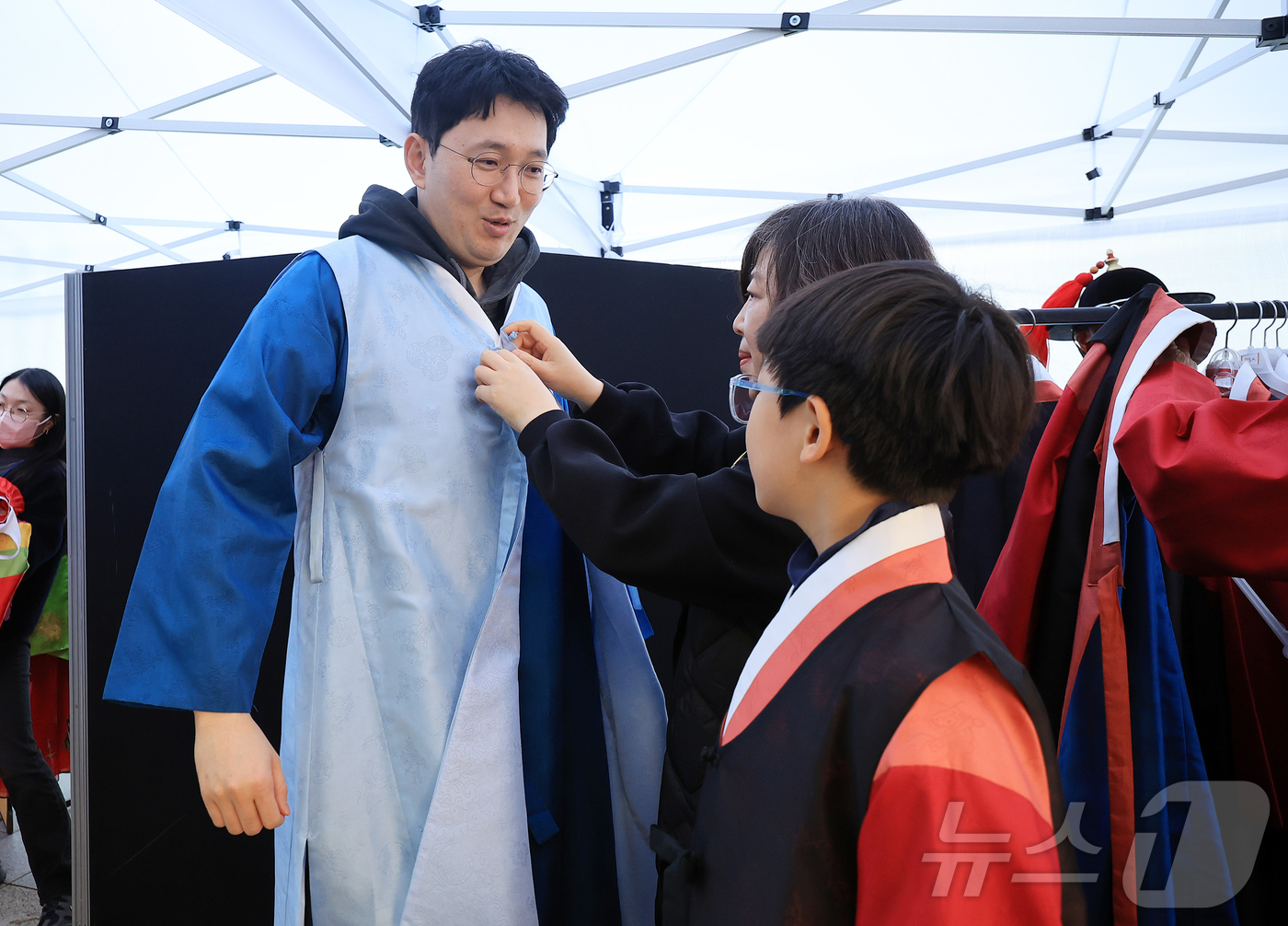 (서울=뉴스1) 김진환 기자 = 15일 오후 서울 종로구 청계천 장통교 일원에서 열린 '2025 육의전 축제'를 찾은 한 가족이 순라군 체험을 위해 전통 의상을 착용하고 있다. 2 …