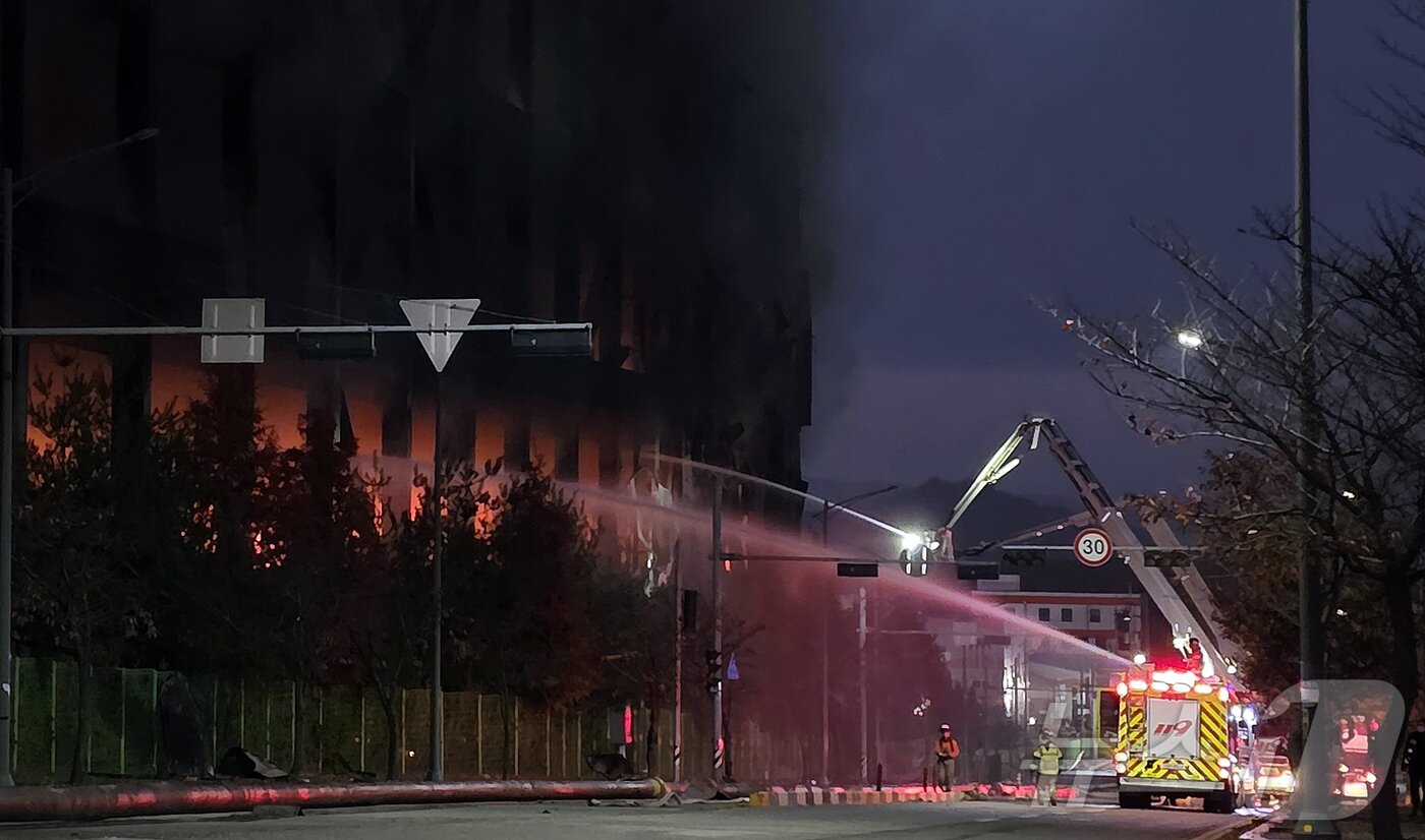본문 이미지 - 15일 천안 이랜드 물류센터에서 발생한 화재가 9시간여 만에 초진됐지만 건물 내부에는 여전히 불길이 잡히지 않고 있다. 소방당국은 야간 진화 작업을 이어갈 예정이다. 2025.11.15/뉴스1 ⓒ News1 이시우 기자