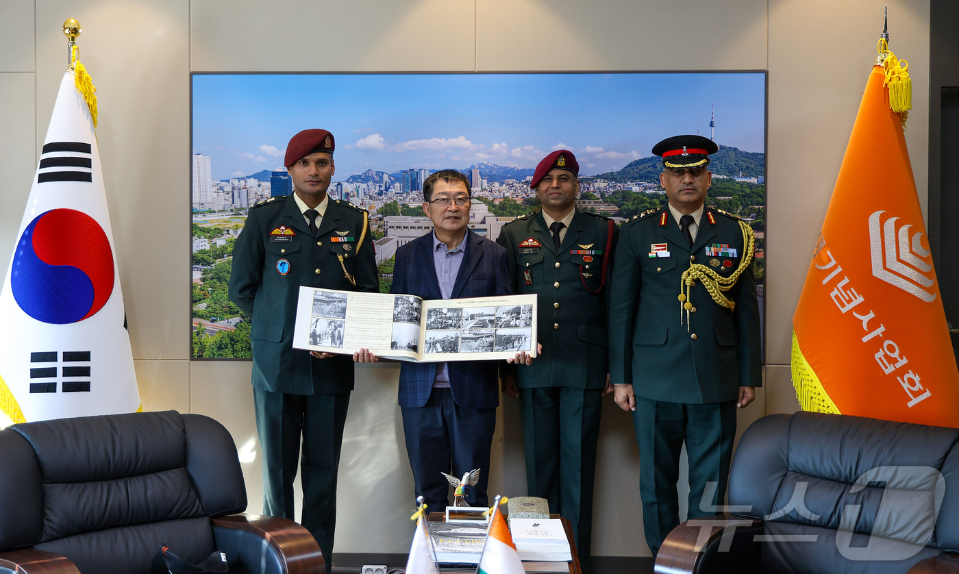 (서울=뉴스1) 김진환 기자 = 백승주 전쟁기념사업회장(왼쪽 두번째)이 15일 서울 용산구 전쟁기념관에서 아시시 게롤라주한인도대사관 국방무관(오른쪽 첫 번째), 자그닛 길 인도 제 …
