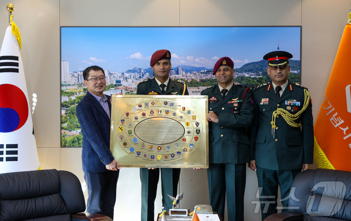 (서울=뉴스1) 김진환 기자 = 백승주 전쟁기념사업회장(왼쪽 첫 번째)이 15일 서울 용산구 전쟁기념관에서 아시시 게롤라주한인도대사관 국방무관(오른쪽 첫 번째), 자그닛 길 인도 …