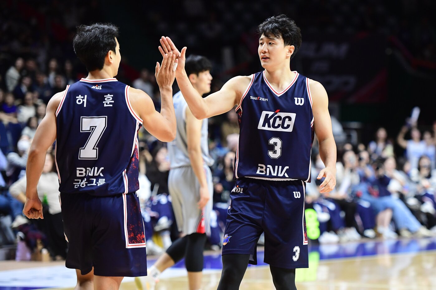 본문 이미지 - 프로농구 KCC가 현대모비스를 제압했다.&#40;KBL 제공&#41;