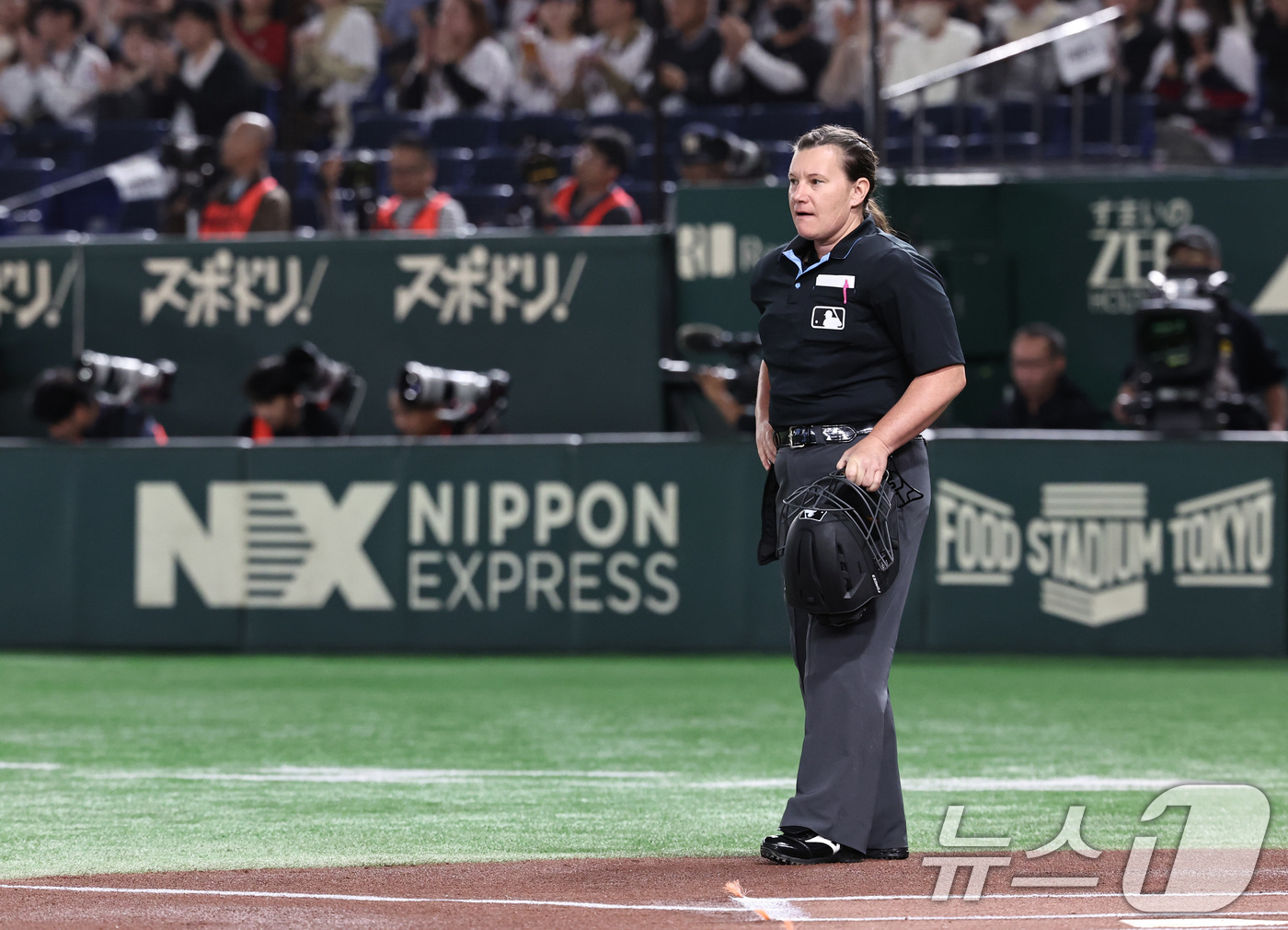 도쿄돔에서 주심 임무를 준비하는 젠 파월