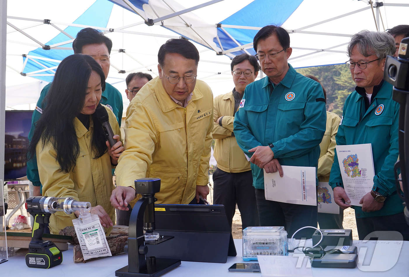 (서울=뉴스1) = 김인호 산림청장과 농림축산식품해양수산위원회 소속 이만희 국민의힘 의원이 15일 경북 영천시 화남면 소나무재선충병 방제사업지에서 감염 진단키트 활용 방법에 대한 …