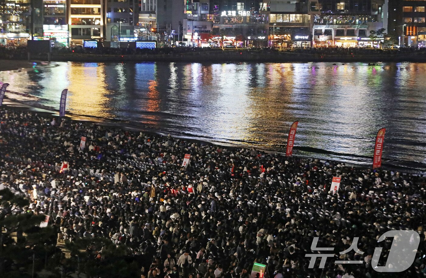 본문 이미지 - 15일 오후 부산 수영구 광안리해수욕장 일대가 '제20회 부산불꽃축제'를 관람하기 위한 관람객들로 북적이고 있다. 2025.11.15/뉴스1 ⓒ News1 윤일지 기자