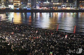 본문 이미지 - 15일 오후 부산 수영구 광안리해수욕장 일대가 &#39;제20회 부산불꽃축제&#39;를 관람하기 위한 관람객들로 북적이고 있다. 2025.11.15/뉴스1 ⓒ News1 윤일지 기자