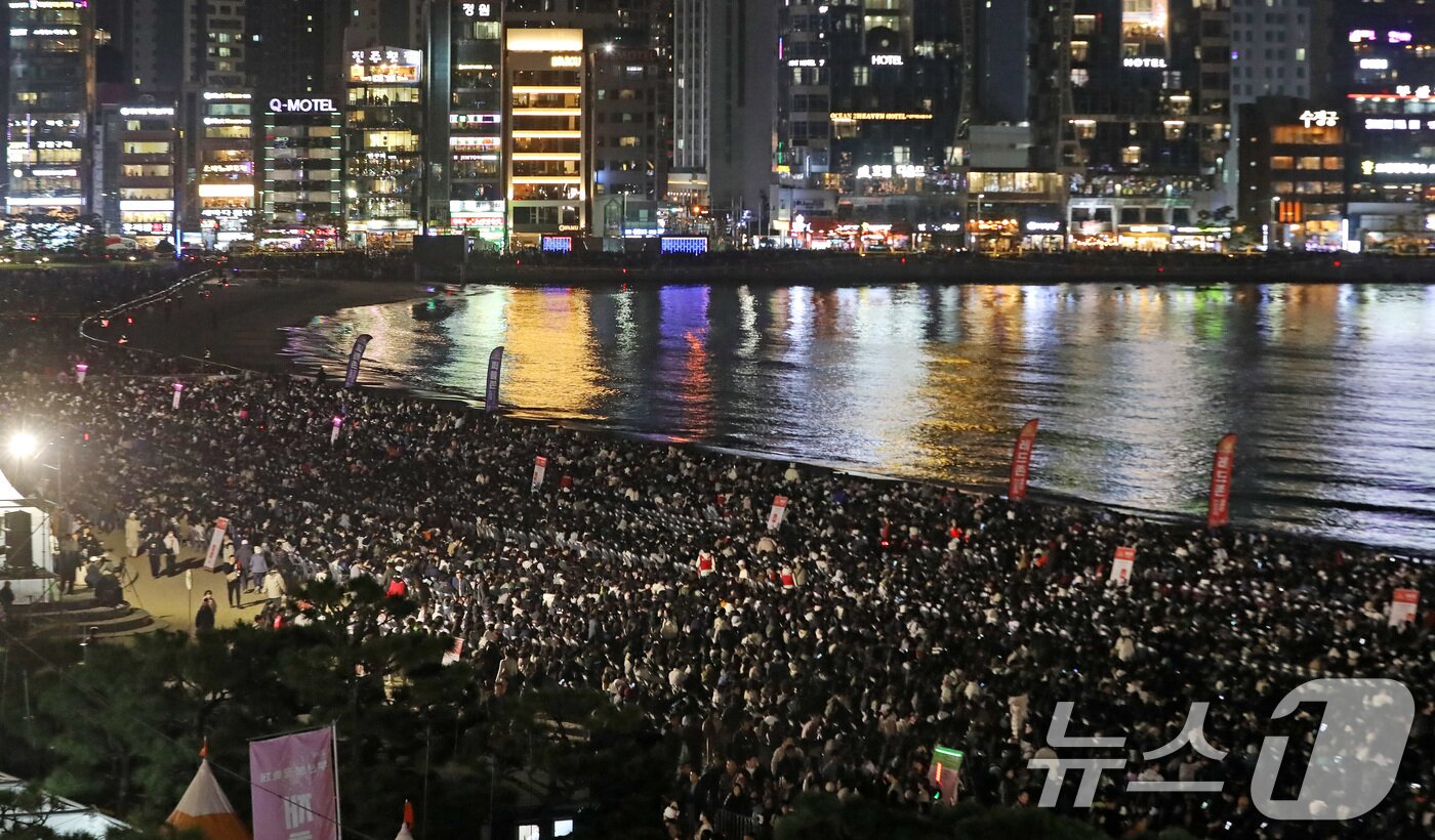 본문 이미지 - 15일 오후 부산 수영구 광안리해수욕장 일대가 &#39;제20회 부산불꽃축제&#39;를 관람하기 위한 관람객들로 북적이고 있다. 2025.11.15/뉴스1 ⓒ News1 윤일지 기자