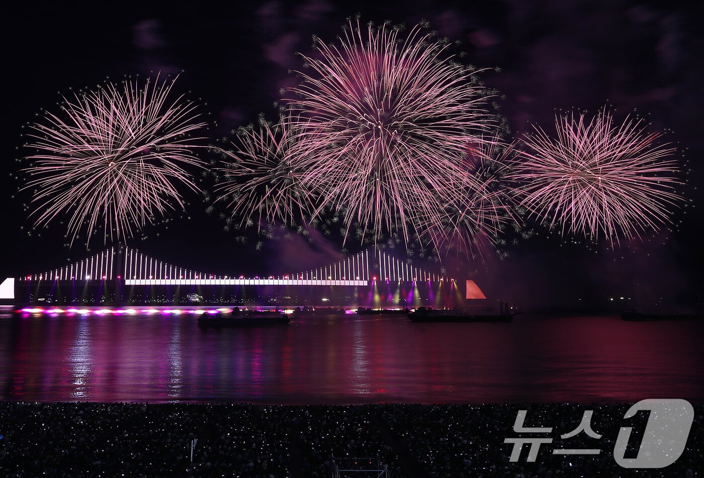 본문 이미지 - 부산 수영구 광안리해수욕장 일대에서 열린 '제20회 부산불꽃축제'에서 화려한 불꽃이 부산 밤바다를 수놓고 있다. 2025.11.15 ⓒ 뉴스1  