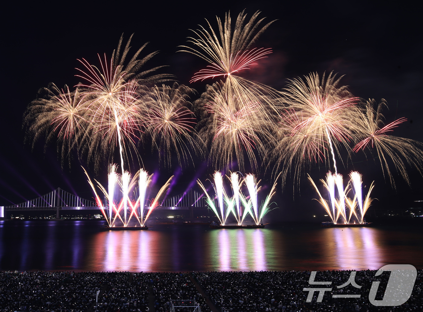 (부산=뉴스1) 윤일지 기자 = 15일 오후 부산 수영구 광안리해수욕장 일대에서 열린 '제20회 부산불꽃축제'에서 화려한 불꽃이 부산 밤바다를 수놓고 있다.  2025.11.15/ …