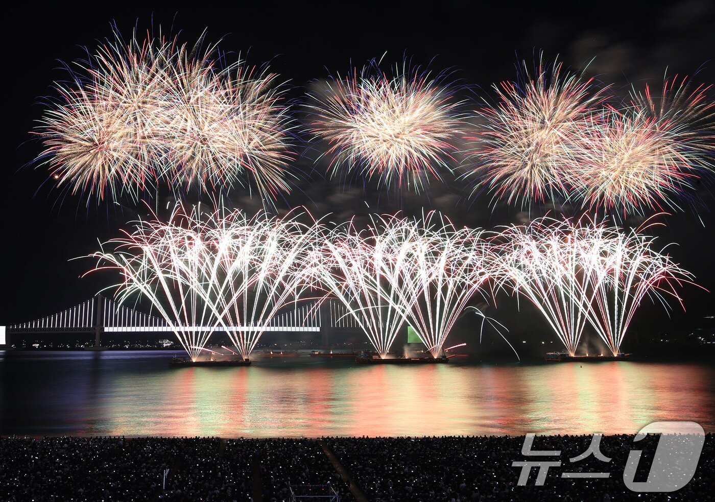 본문 이미지 - 15일 오후 부산 수영구 광안리해수욕장 일대에서 열린 '제20회 부산불꽃축제'에서 화려한 불꽃이 부산 밤바다를 수놓고 있다. 2025.11.15/뉴스1 ⓒ News1 윤일지 기자