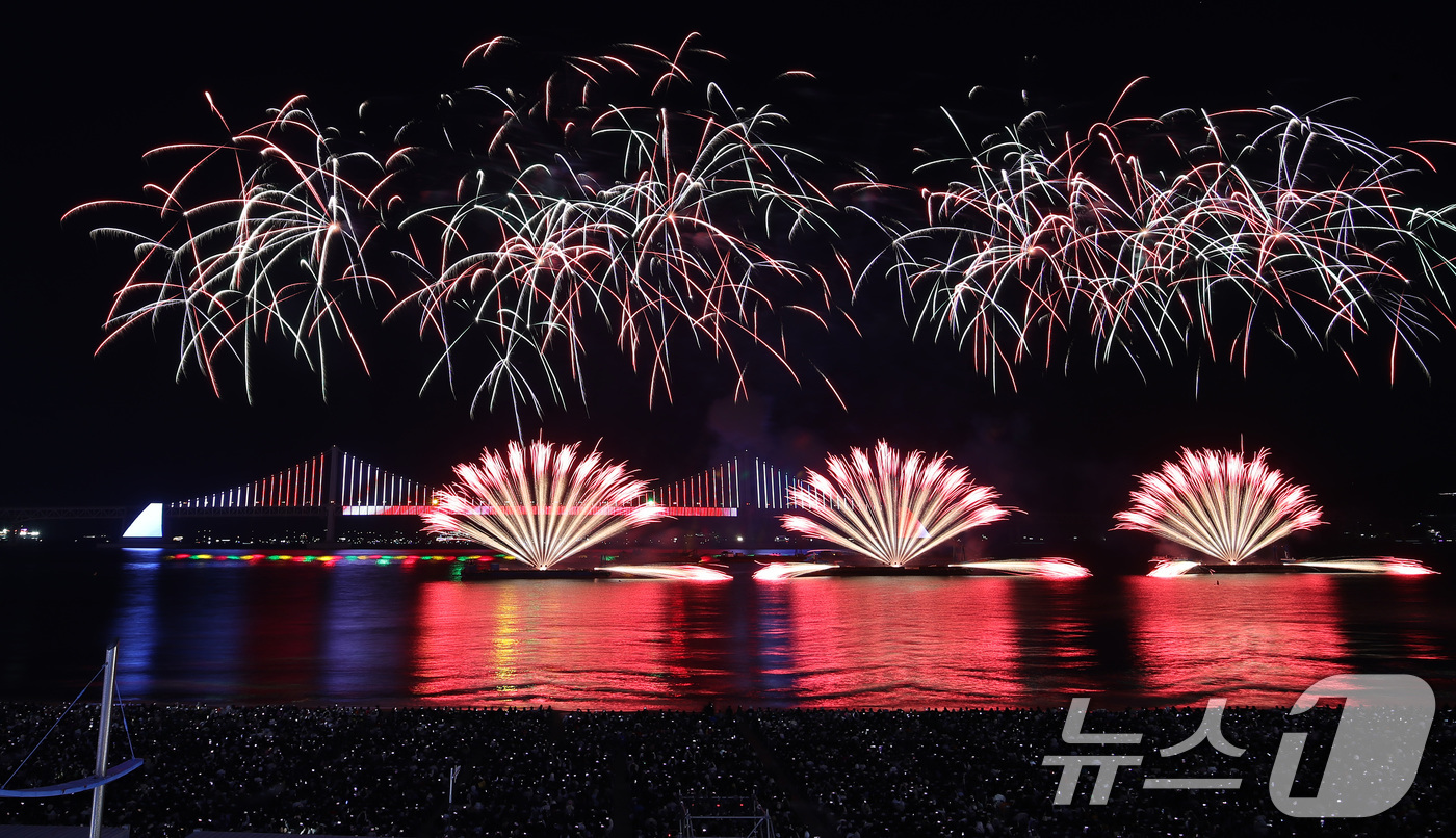(부산=뉴스1) 윤일지 기자 = 15일 오후 부산 수영구 광안리해수욕장 일대에서 열린 '제20회 부산불꽃축제'에서 화려한 불꽃이 부산 밤바다를 수놓고 있다.  2025.11.15/ …
