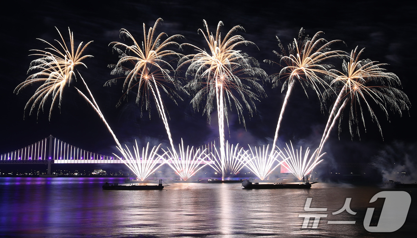 (부산=뉴스1) 윤일지 기자 = 15일 오후 부산 수영구 광안리해수욕장 일대에서 열린 '제20회 부산불꽃축제'에서 화려한 불꽃이 부산 밤바다를 수놓고 있다.  2025.11.15/ …
