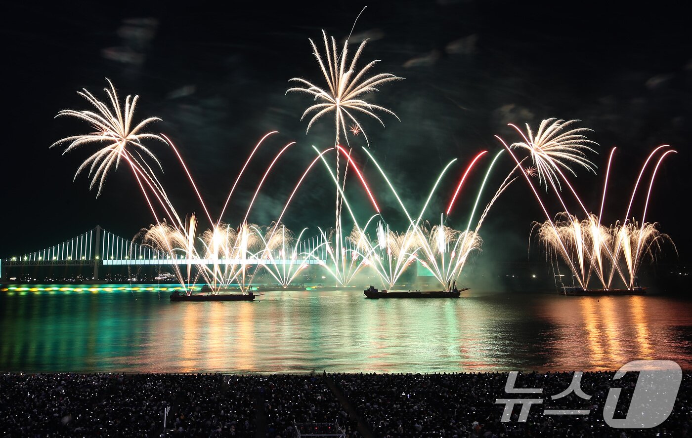 본문 이미지 - 15일 오후 부산 수영구 광안리해수욕장 일대에서 열린 '제20회 부산불꽃축제'에서 화려한 불꽃이 부산 밤바다를 수놓고 있다. 2025.11.15/뉴스1 ⓒ News1 윤일지 기자