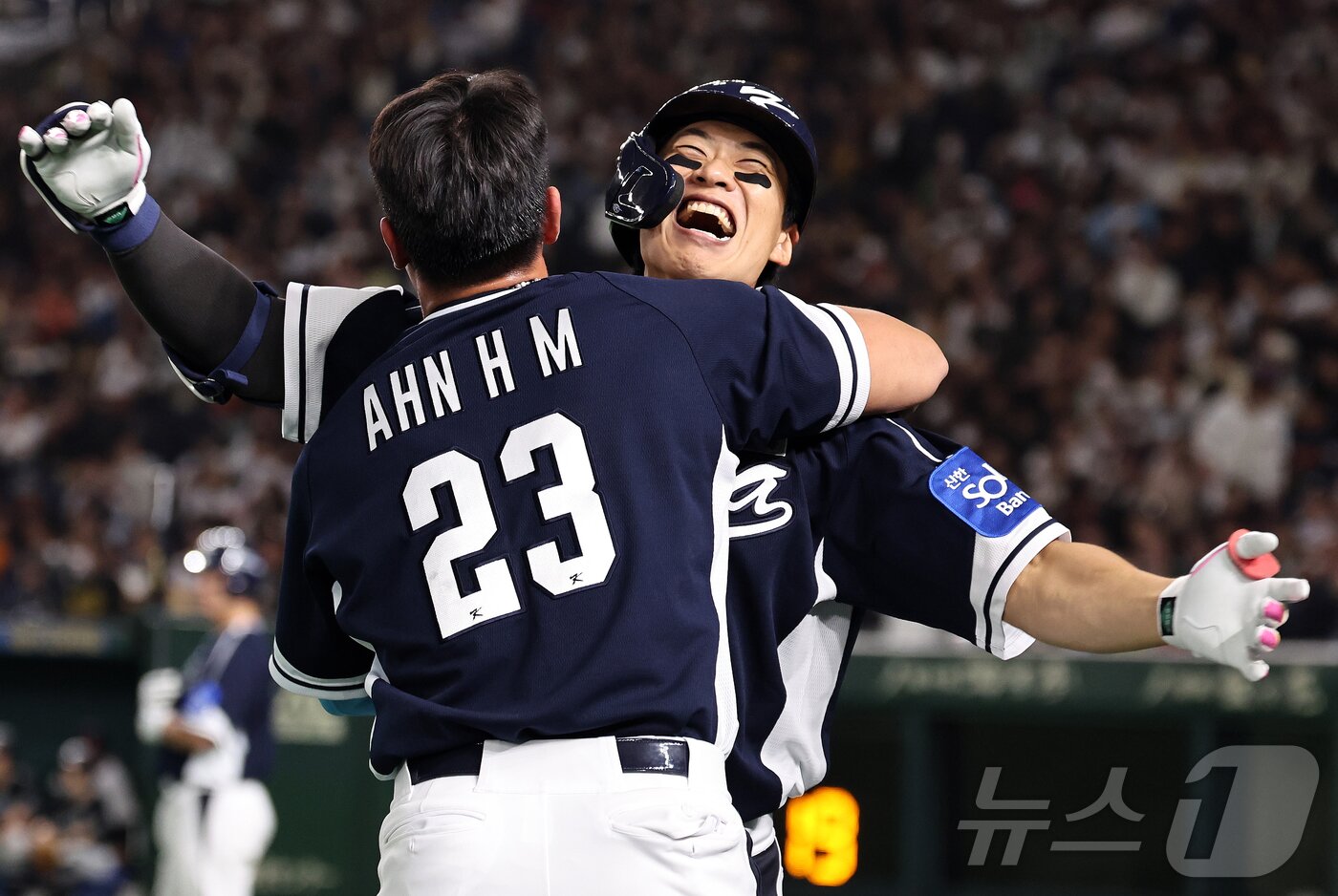 본문 이미지 - 15일 오후 일본 도쿄돔에서 열린 월드베이스볼클래식&#40;WBC&#41; 대비 평가전 &#39;2025 케이 베이스볼 시리즈&#40;K-BASEBALL SERIES&#41;&#39; 일본과의 1차전 경기. 대한민국 송성문이 4회초 무사 주자 없는 상황, 백투백 홈런를 때린 뒤 안현민과 기쁨을 나누고 있다. 2025.11.15/뉴스1 ⓒ News1 구윤성 기자