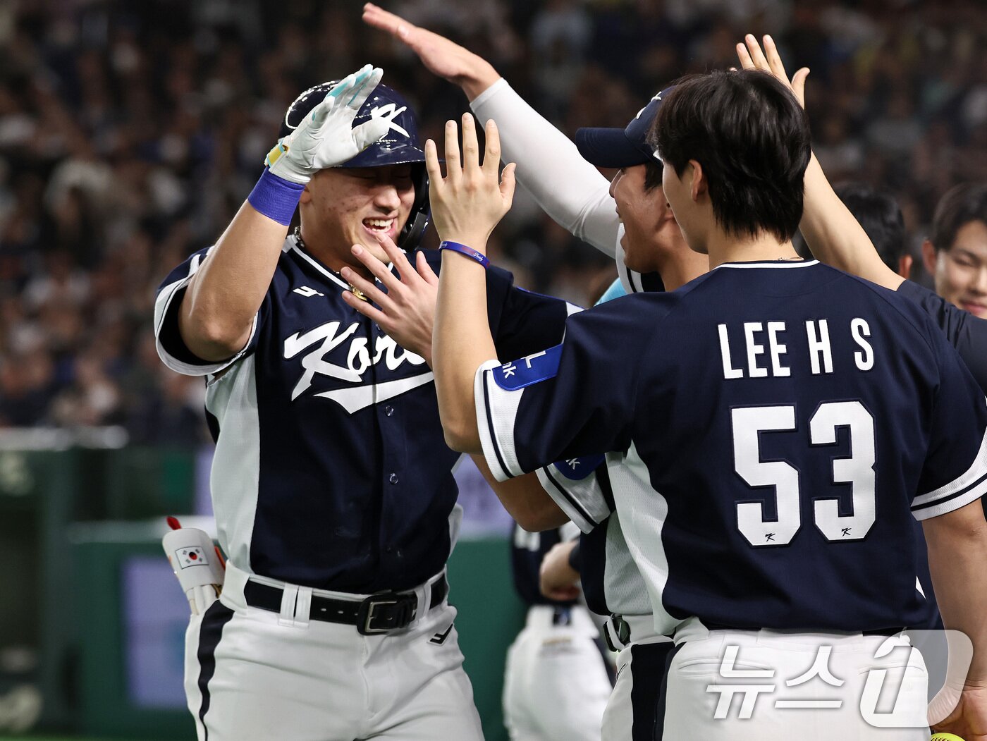 본문 이미지 - 15일 오후 일본 도쿄돔에서 열린 월드베이스볼클래식(WBC) 대비 평가전 '2025 케이 베이스볼 시리즈(K-BASEBALL SERIES)' 일본과의 1차전 경기. 대한민국 안현민이 4회초 무사 1루 상황 투런홈런을 친 뒤 동료들과 기쁨을 나누고 있다. 2025.11.15/뉴스1 ⓒ News1 구윤성 기자
