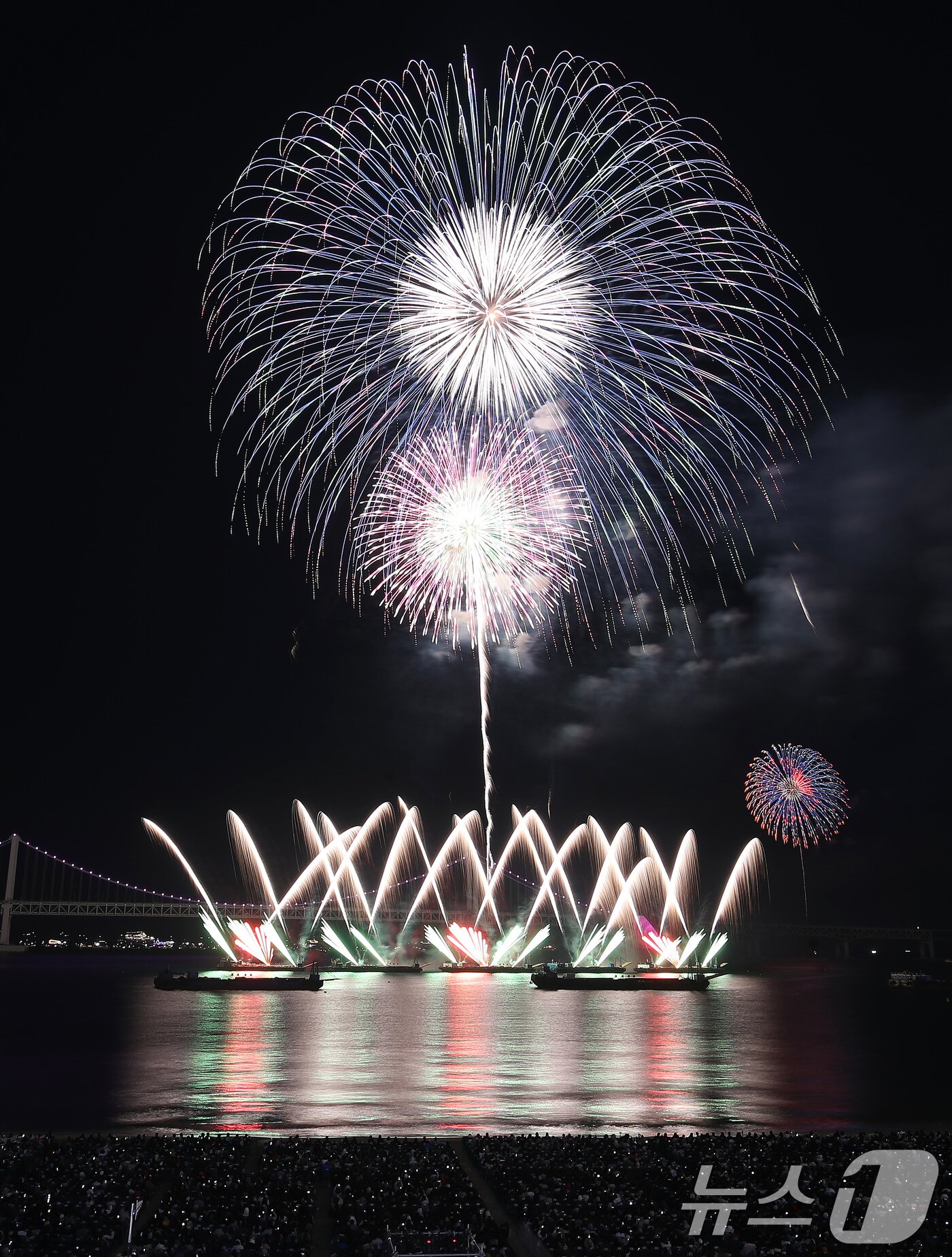 본문 이미지 - 15일 오후 부산 수영구 광안리해수욕장 일대에서 열린 '제20회 부산불꽃축제'에서 화려한 불꽃이 부산 밤바다를 수놓고 있다. 2025.11.15/뉴스1 ⓒ News1 윤일지 기자
