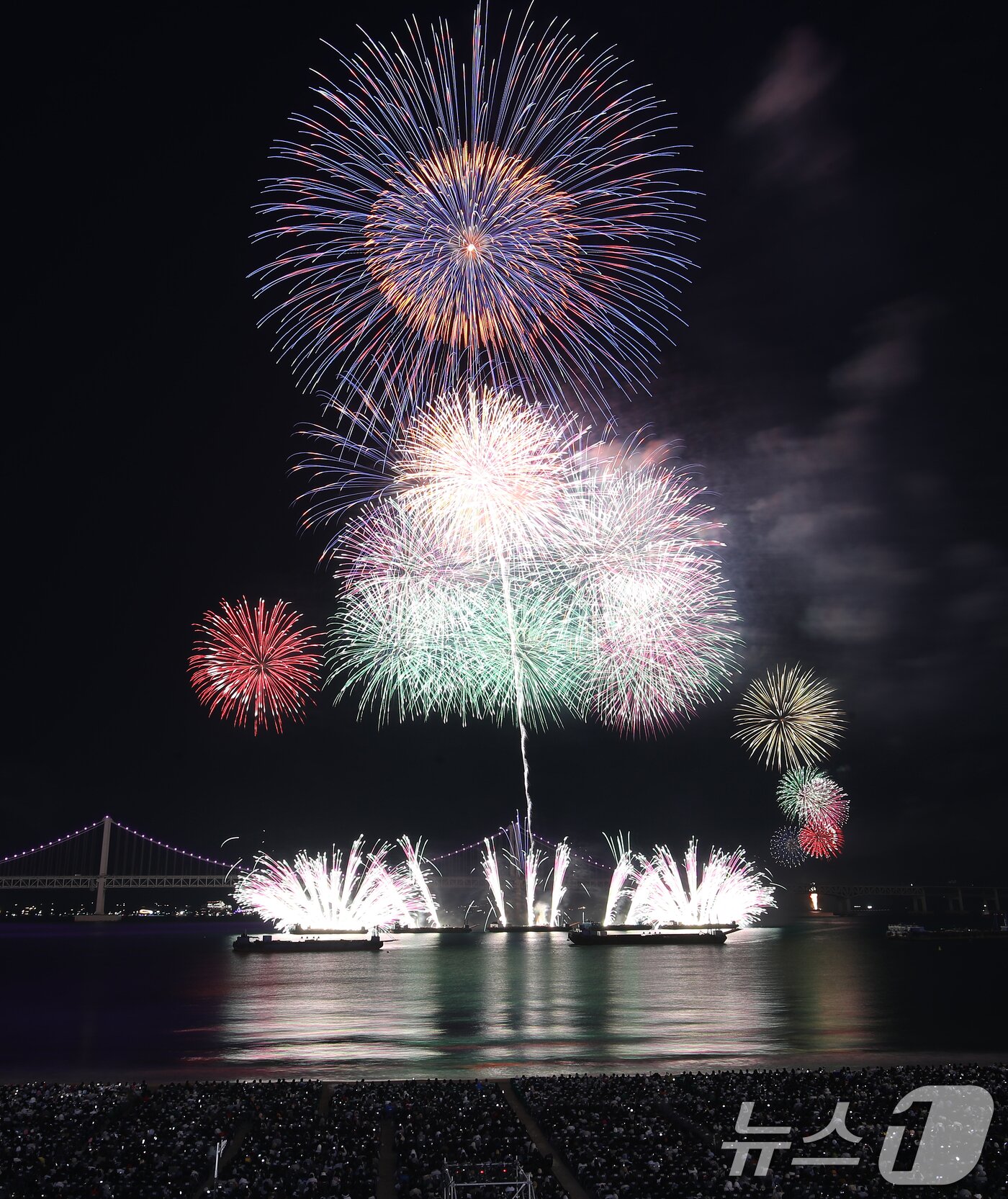 본문 이미지 - 15일 오후 부산 수영구 광안리해수욕장 일대에서 열린 '제20회 부산불꽃축제'에서 화려한 불꽃이 부산 밤바다를 수놓고 있다. 2025.11.15/뉴스1 ⓒ News1 윤일지 기자