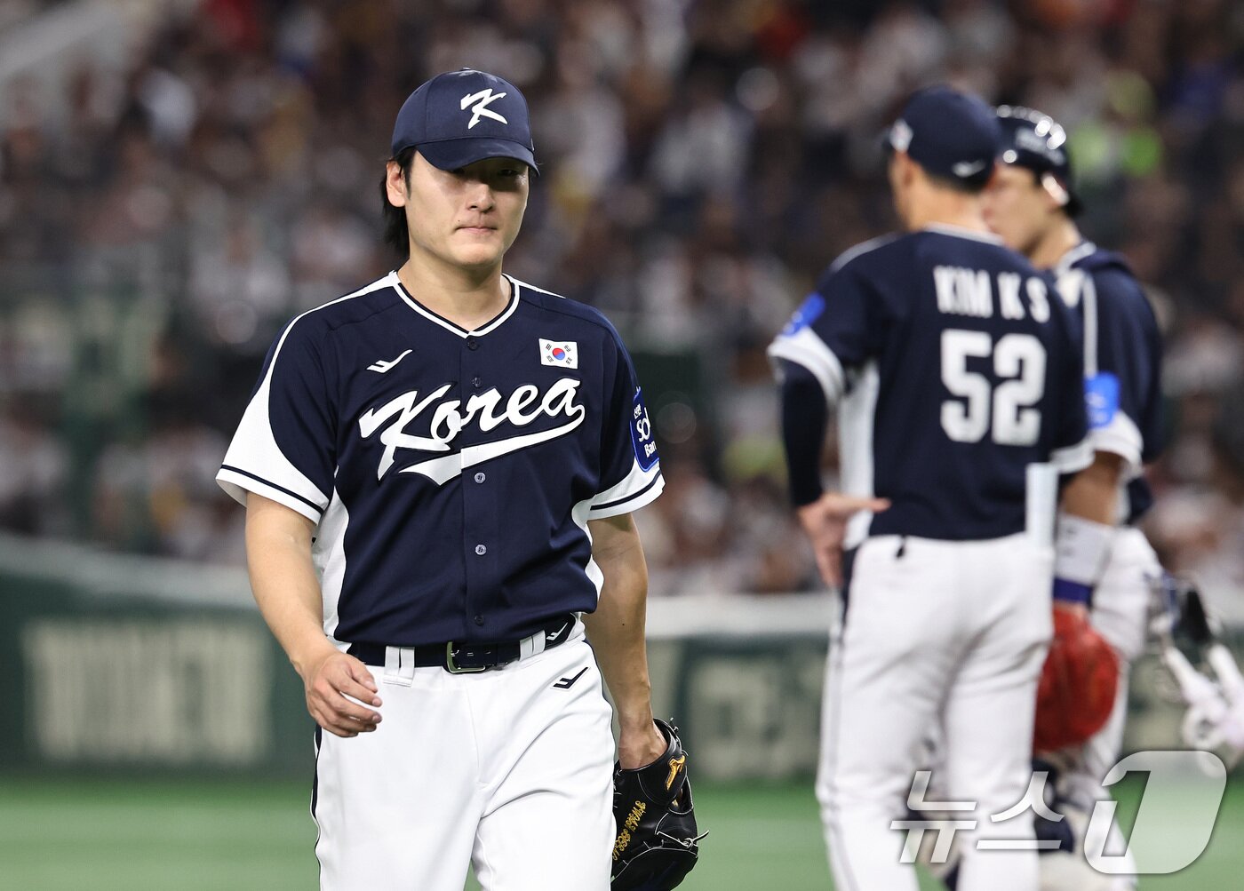 본문 이미지 - 15일 오후 일본 도쿄돔에서 열린 월드베이스볼클래식&#40;WBC&#41; 대비 평가전 &#39;2025 케이 베이스볼 시리즈&#40;K-BASEBALL SERIES&#41;&#39; 일본과의 1차전 경기. 대한민국 선발투수 곽빈이 일본의 4회말 공격 1사 1,3루 상황때 마키에게 실점을 허용한 뒤 교체되고 있다. 2025.11.15/뉴스1 ⓒ News1 구윤성 기자