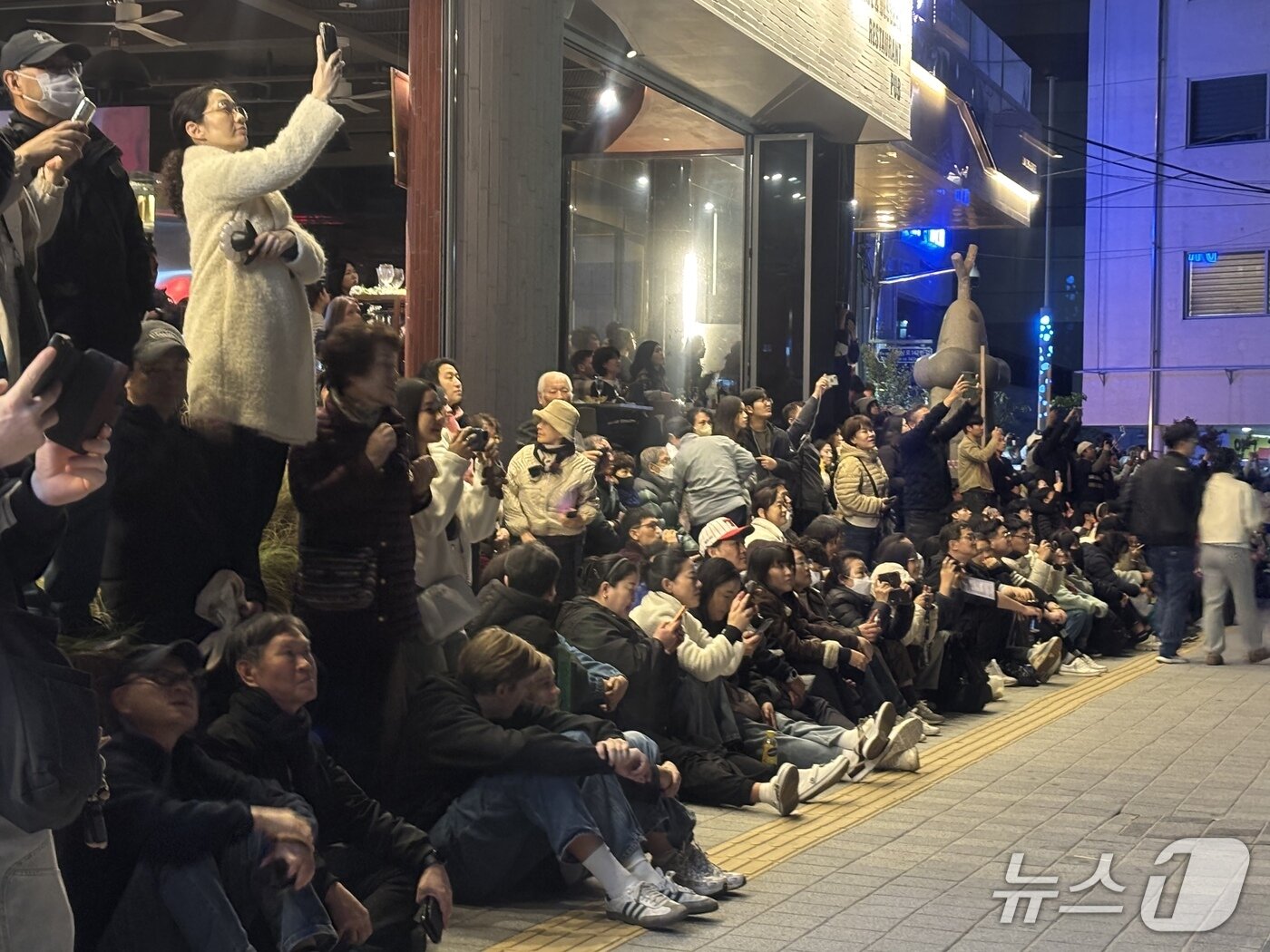 본문 이미지 - 15일 오후 부산 수영구 광안리해수욕장 인근 점포 앞에서 불꽃축제를 구경하는 시민들 2025.11.15/뉴스1 ⓒ News1 홍윤 기자