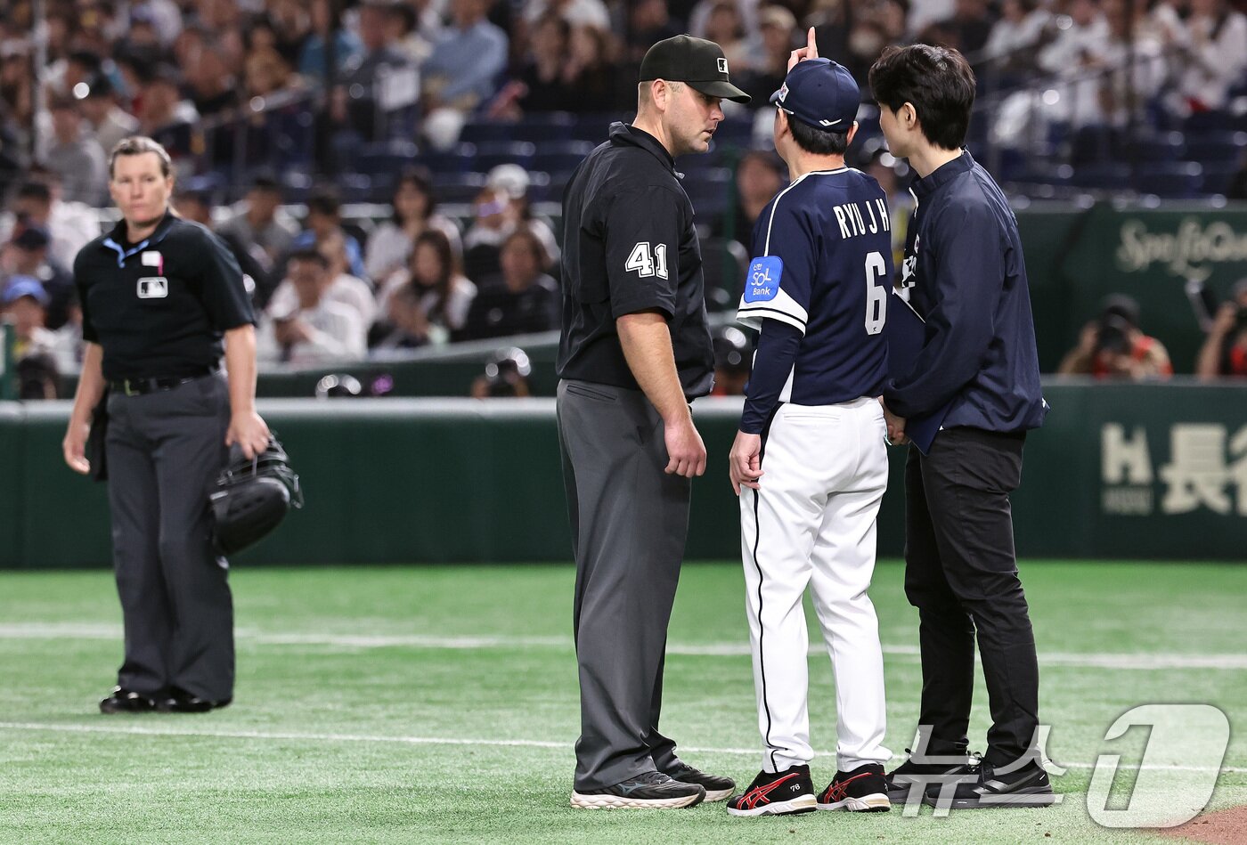 본문 이미지 - 15일 오후 일본 도쿄돔에서 열린 월드베이스볼클래식&#40;WBC&#41; 대비 평가전 &#39;2025 케이 베이스볼 시리즈&#40;K-BASEBALL SERIES&#41;&#39; 일본과의 1차전 경기. 5회초 1사 김주원 땅볼 판정에 대해 류지현 감독이 블록 버로우 심판에게 항의하고 있다. 2025.11.15/뉴스1 ⓒ News1 구윤성 기자