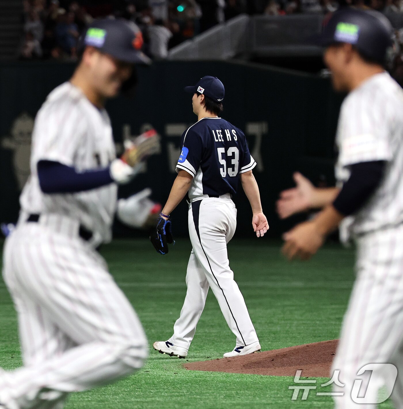 본문 이미지 - 15일 오후 일본 도쿄돔에서 열린 월드베이스볼클래식&#40;WBC&#41; 대비 평가전 &#39;2025 케이 베이스볼 시리즈&#40;K-BASEBALL SERIES&#41;&#39; 일본과의 1차전 경기. 대한민국 투수 이호성이 5회말 무사 1,2루 상황 기시다의 역전 쓰리런 홈런을 맞은 뒤 아쉬워하고 있다. 2025.11.15/뉴스1 ⓒ News1 구윤성 기자